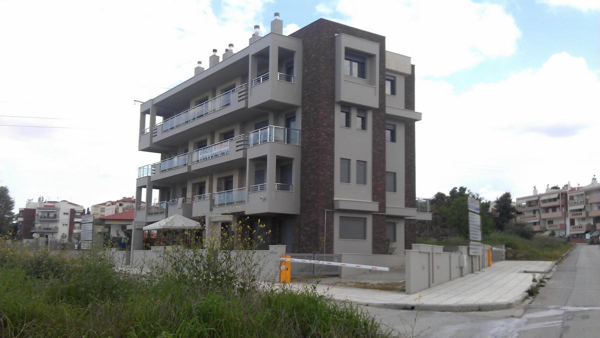 4-storey building with basement and closed parking places on the ground floor